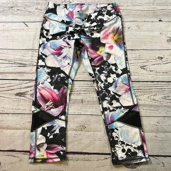 Apana Floral Capri Leggings - Picture 2 of 9